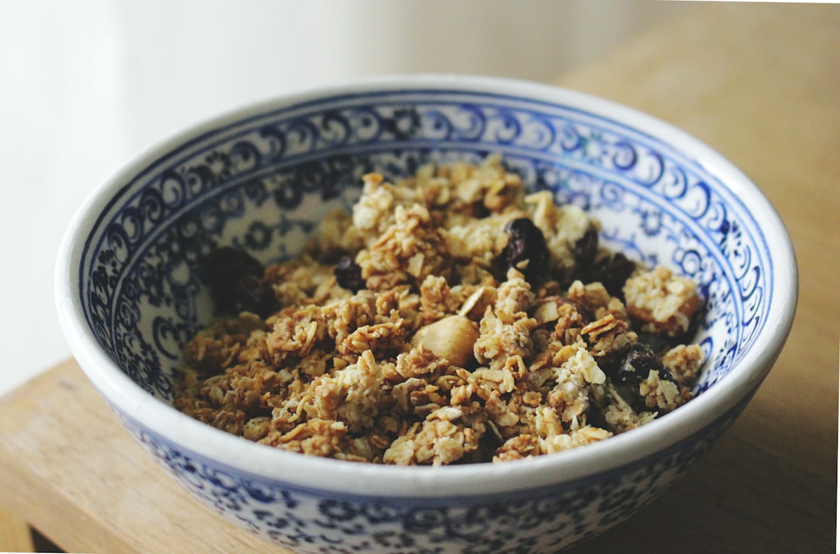Porridge di avena integrale con frutti rossi