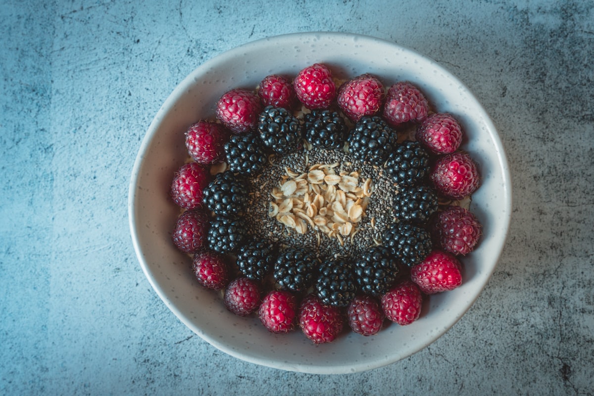 Smoothie bowl con granola e frutti freschi